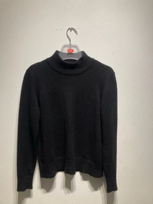 Black poloshirt from VILA - Im selling this because it got too small for me