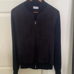 Svart mocka cardigan från Gran Sasso - Bara använd några gånger, perfekt för våren och sommaren,Passar S, köptes ny för cirka 5000kr. I princip nyskick förutom några småhål på ärmen som inte syns vid användning om man rullar upp ärmen. Hör av dig vid minsta fundering eller fråga! 