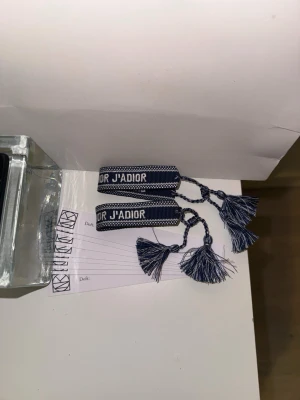 Två armband - Säljer två snygga marinblåa armband hör av dig vid intresse ✌🏼