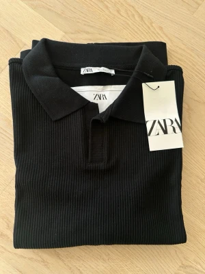 Zara ribbad piké– NY med tag - Helt ny ribbad piké från Zara, aldrig använd och med tag kvar. Klassisk och stilren modell som funkar perfekt både till vardag och mer uppklätt.  Mjukt och stretchigt material med fin passform.  - XL men passar som L därav fick den säljas då den inte passade.   - Skick: Helt ny - Originaltag kvar ( ord pris: 299kr ) - Rökfritt hem - Skickas snabbt