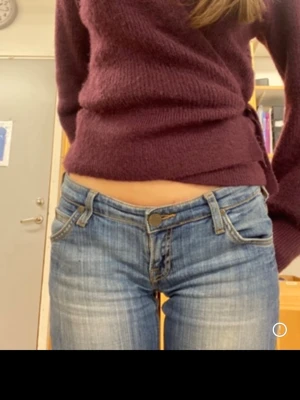 Omlottströja  - Såå snygg tröja i en fin vinröd färg!