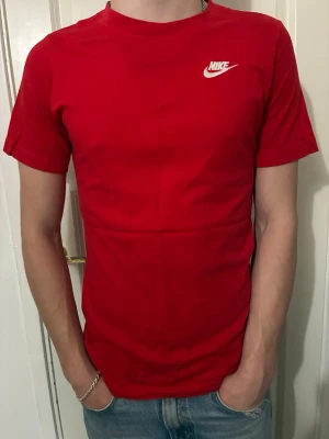 Nike T-shirt - Röd Nike T-shirt, helt ny, kom med prisförslag!