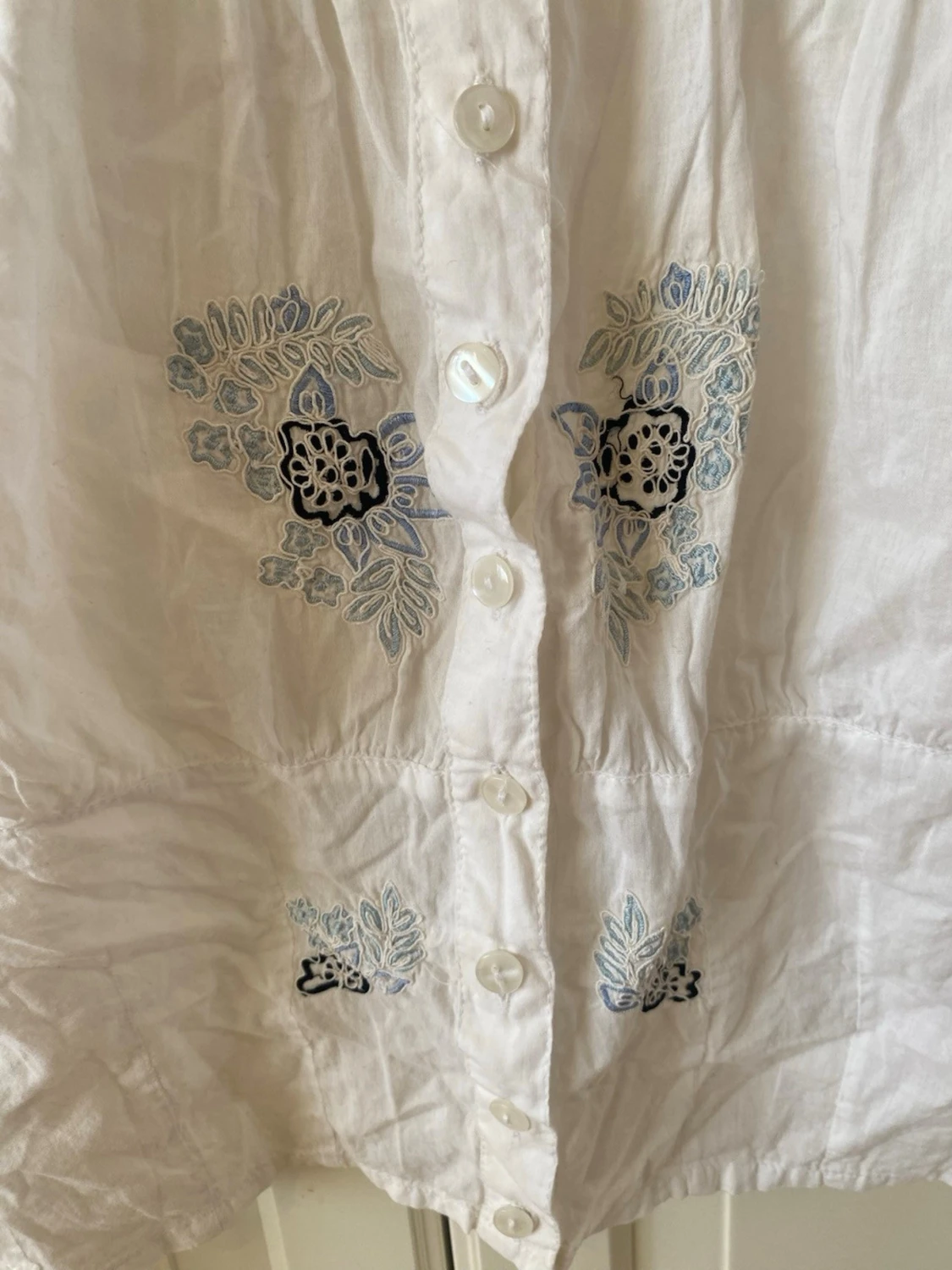 Vit blus med broderi och knappar - 2