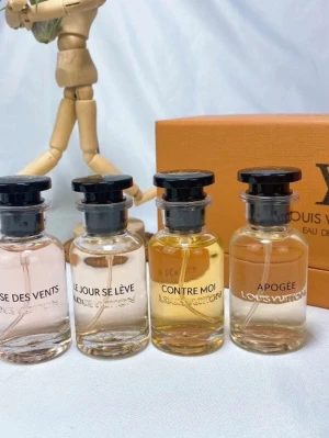 Louis Vuitton parfymset 4x30ml - Exklusivt parfymset från Louis Vuitton med fyra olika dofter: Rose des Vents, Le Jour Se Lève, Contre Moi och Apogée. Flaskorna är i glas med svarta lock och har en elegant, minimalistisk design. Setet levereras i en lyxig orange ask med Louis Vuitton-logga.