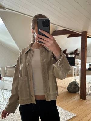 Vårjacka - Säljer denna vårjacka från Zara! Inga defekter. 🤗