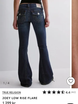 Mörkblå bootcut jeans True Religion - Hejsan svejs, nu säljer jag mina jätte snygga mörkblå bootcut jeans från True Religion med låg midja i modellen joey. Det är slitningar längst nere på jeansen, som man ser på bilden. Men inte så märkvärdigt. Dom är I storlek w31 och har använts några gånger💖 Hund finns i hemmet. Kan möjligen sänka priset lite vid snabb affär.