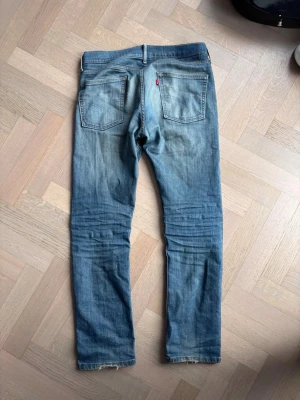 LEVIS 513 - Jättesnygga ljus blå fadeade jeans från Levis, perfekt till chill fits nu för våren, vid frågor är de bara att skriva!