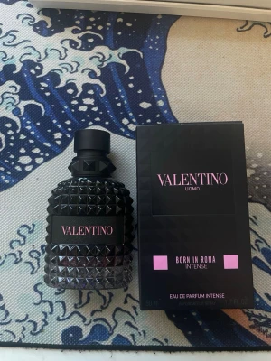 Valentino Uomo Born In Roma Intense 50ml - Använd 3 gånger. Säljer den för att jag har för många parfymer och använder den inte. Hör av dig vid vilka frågor som helst. 