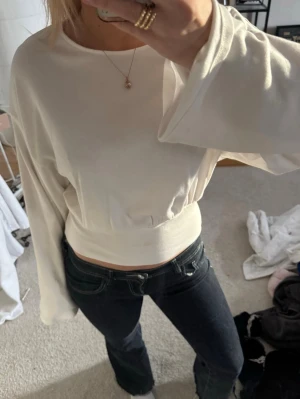 Vit croppad långärmad topp - Vit croppad långärmad från Gina, aldrig använd.
