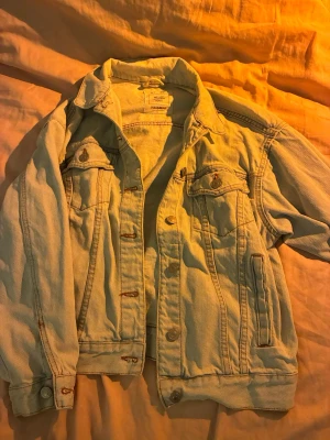 Oversized jeansjacka - Säljer en ljusblå jeansjacka från Pull&Bear. Köpte second hand men säljer vidare! Fint skick 🤗