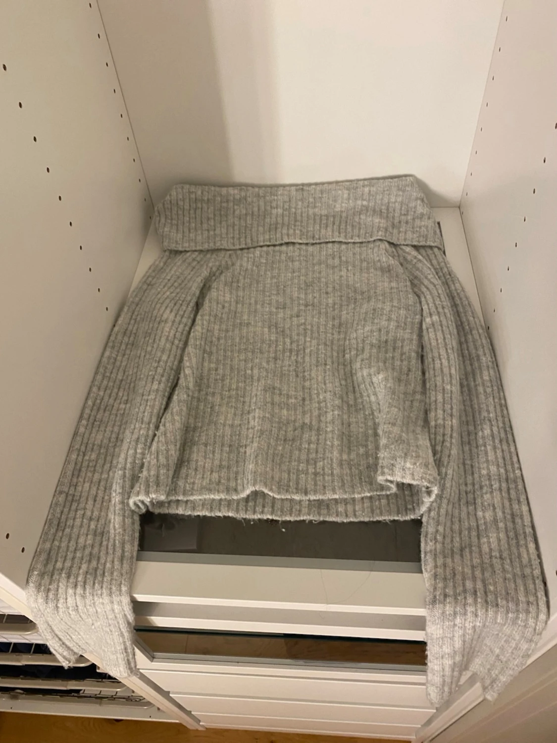 Grå off-shoulder stickad tröja - 2