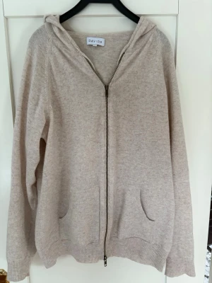 Kashmir zip hoddie från Davida - Mysig beige hoodie från Davida i mjukt stickat material. Den är i storlek M och sitter bra för den som har den storleken, 