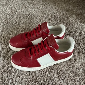 Valentino skor - Valentino ”flycrew” i röd färg (läder). Väldigt efterfrågad modell. Storlek 37, passar både dam och herr (innersulan är 24.5cm) väldigt fint skick, knappt använda. Skriv för mer bilder/info. Nypris ca 7000 (modellen säljs inte längre) :-❤️