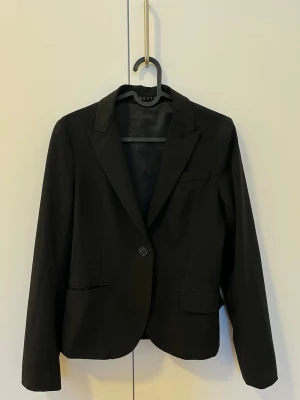 Svart kavaj  - Fin svart kavaj från märket theory i storlek S ❣️