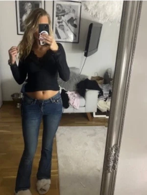 Junkyard jeans - Knappt använda junkyard jeans med brodering på fickorna. Lowwaist och bootcut! Så finaaaaa, har dock sprättat upp de längst ner men de går att sy tillbaka annars så är det inget man tänker på! Nypris: 600kr