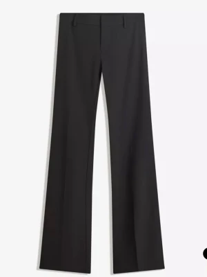 Svarta bootcut lågmidjade kostymbyxor  - Svarta lågmidjade kostymbyxor som är bootcut från bershka helt slutsålda  jättefina men var tyvärr för små för mig.🥰 Så endast testade glömde skicka tillbaka dem hehe😅