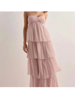 Balklänning med volang  - Säljer min balklänning från nelly 💞 endast använd 1 gång, balen i 9an! Inga defekter