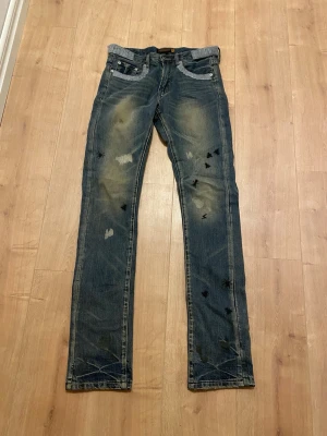 Undercover Jeans - Använda fåtals gånger. Size 1 och de är 40cm i midjan, 25cm i låren och 110cm långa. Skriv privat vid fler frågor.