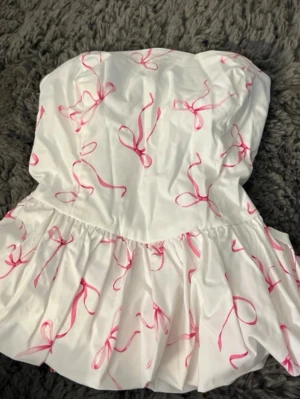 Söt topp - Gullig tube topp står storlek L men skulle säga att det är en M