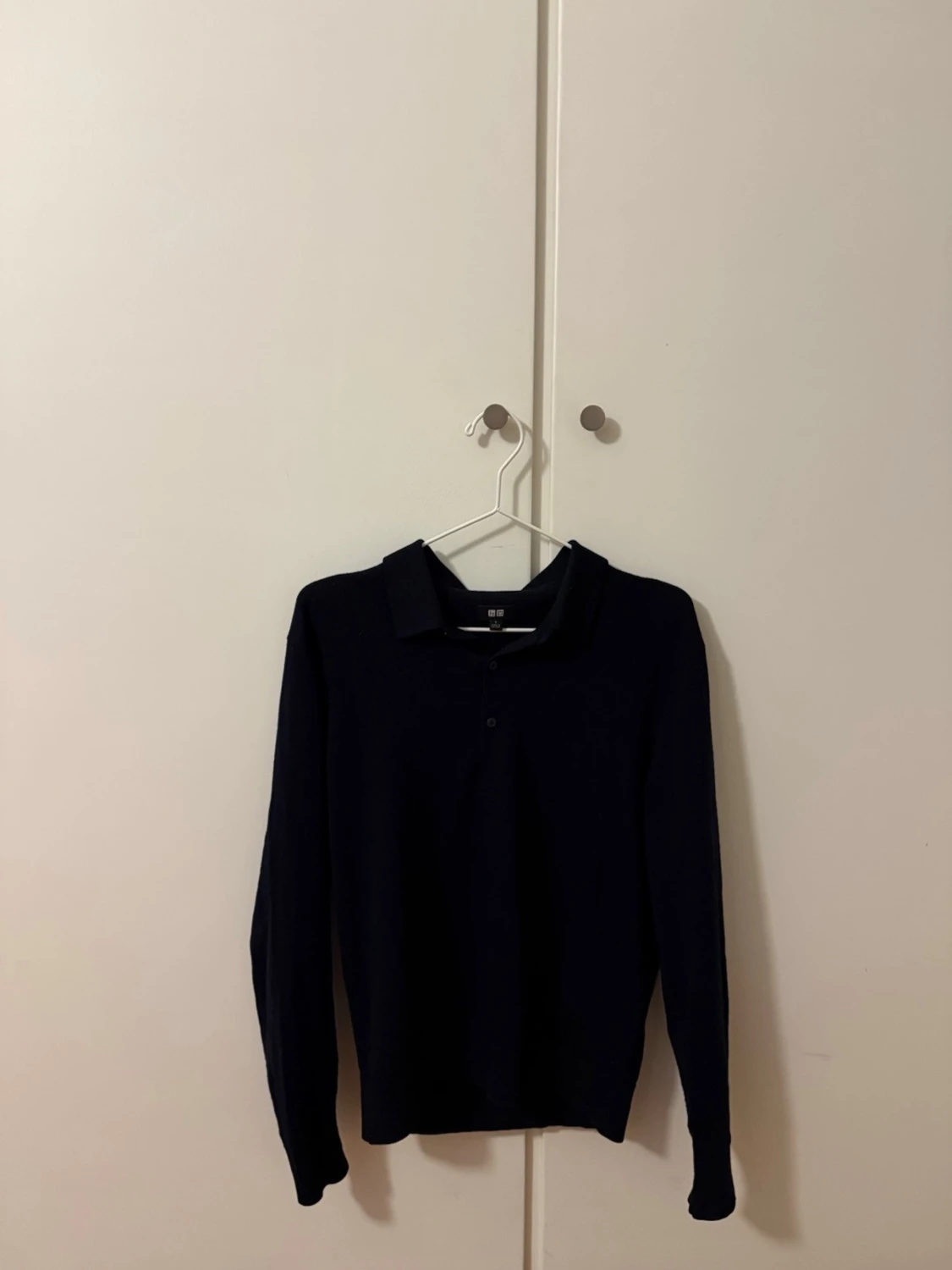 Mörkblå pikétröja från Uniqlo - 1