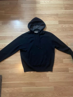 Mörkblå hoodie från Zara  - En stilren svart hoodie från Zara med klassisk huva och dragsnören. 