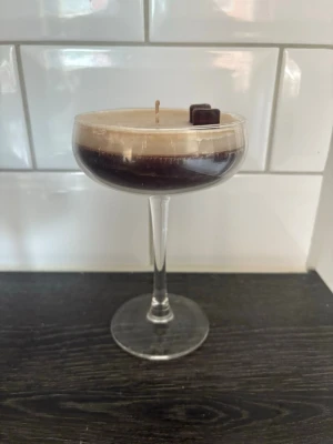 Espresso Doftljus - Espresso Dream ☕️ Ett doftljus som både luktar och ser ut som en espresso martini.🍸 Brinntiden är över 16 timmar. Den enda defekten gäller bara estetiska skäl, därav påverkas inte produktens användning i sig. Finns att hämta upp på ProCivitas Privata Gymnasium Södermalm, Tullgårdsgatan 12, om man inte vill betala frakt! Original pris: 129 kronor