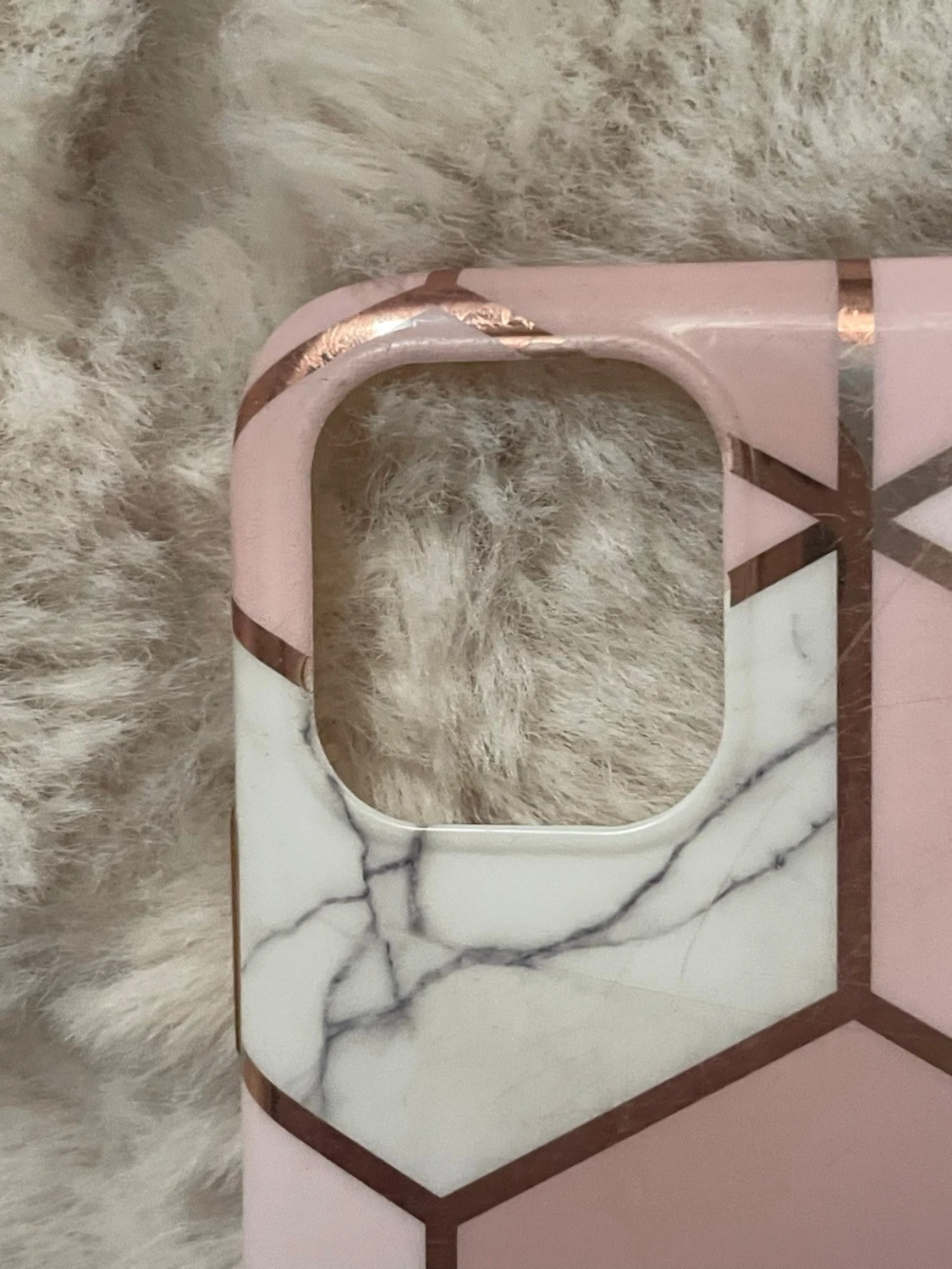 Rosa marmorerat mobilskal med hexagoner till IPhone 13. - 2