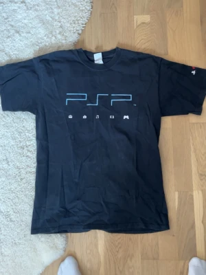 PSP Playstation T-shirt  - Strlk L, köpt från ettresex. Väldigt bra skick 
