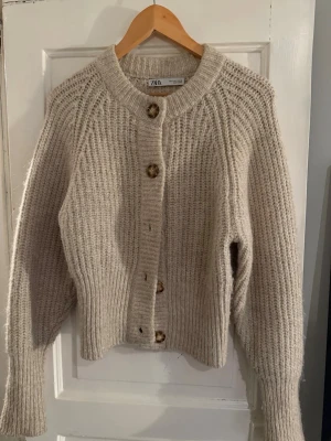 Stickad tröja  - Beige stickad kofta, med knappar från Zara! 