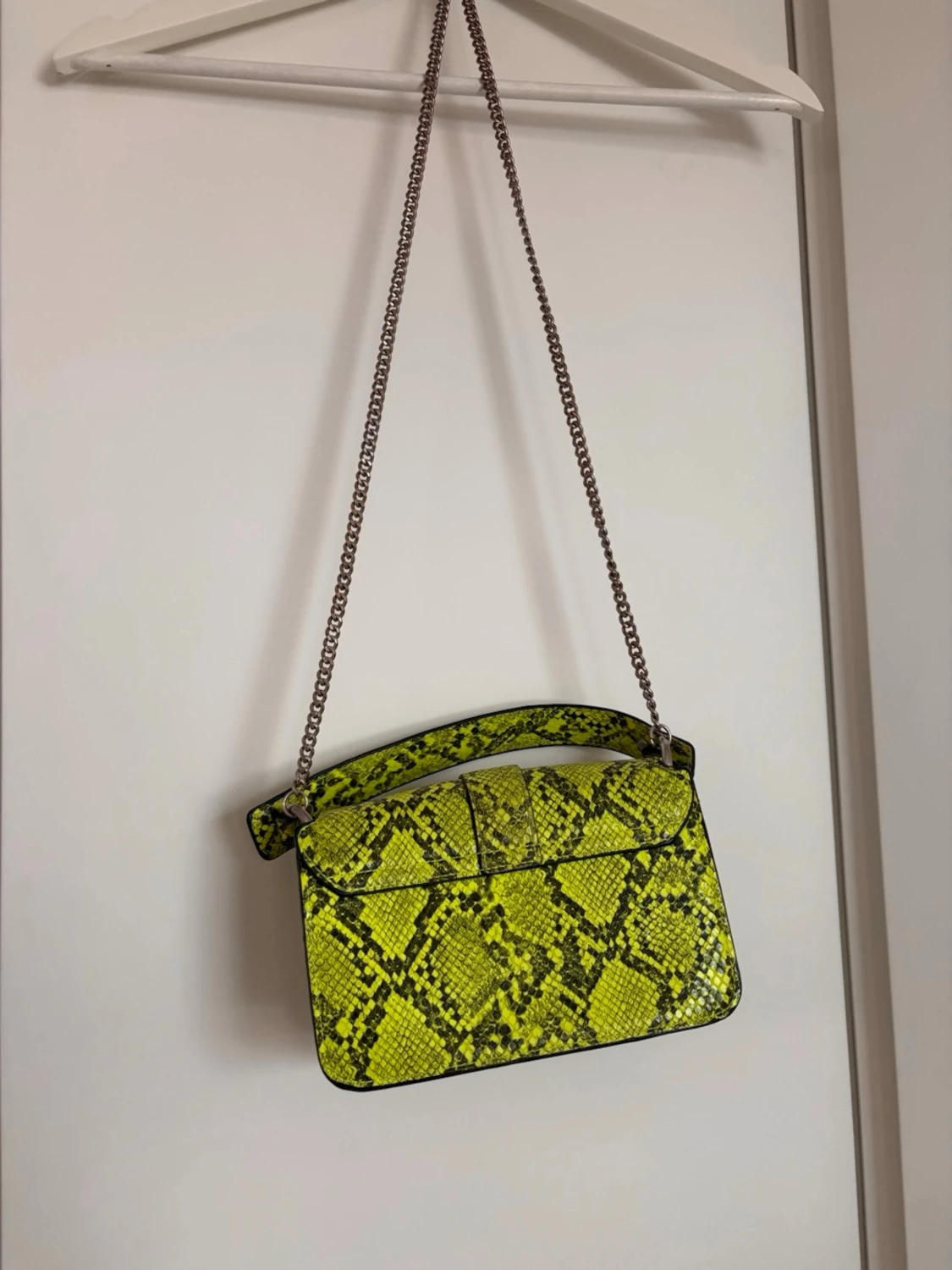 Grön väska med ormmönster - 1