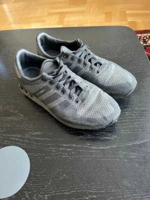 LA trainers - Hej! Nu säljer vi ett par LA trainers som inte längre används till ett sjystare pris. Passar 42-43.5.  Hör gärna av dig vid eventuell fundering. Vid snabb affär kan pris diskuteras. 