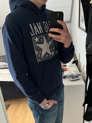 Mörkblå Scndi hoodie, orginal fit - Säljer nu denna eftertraktade vintage hoodien från Scndi med orginal text på. Han på bilden är 183 och väger ca 67 kilo. Skriv gärna om ni har några mer funderingar:)