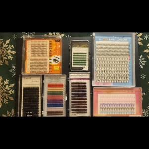 Mixade fransförlängningar i olika färger - Säljer flera askar med mixade lösögonfransar för fransförlängning. Kit även för att göra egna fransar/öva. Innehåller både klassiska svarta, färgade och volymfransar i olika längder och tjocklekar. Perfekt för dig som vill skapa kreativa ögonlooks med både naturliga och färgstarka effekter. Öppen för prisförslag och kan sälja separat vid smidig affär. Vid köp av allt 130kr.