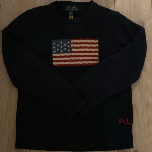 Mörkblå stickad tröja Polo Ralph Lauren - Tröja från Polo Ralph Lauren, storlek L(14-16). Jag säljer mest tröjan för att jag vill ha pengar och då redan har mycket andra tröjor som jag föredrar mer. Jag är villig att kunna kompensera i pris. Info om tröjan: Tröjan är köpt av min pappa som var i Usa typ i Mars, inte så super mycket använd då jag tidigare berättat att jag föredrar andra tröjor jag har. En sak som syns på tröjan är typ något litet ljust upp mot kragen, inget som direkt syns när den används. Skriv vid några funderingar!