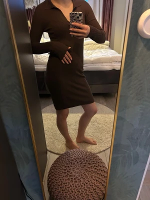 Stretchig medellång klänning - Medellång mjuk klänning från JDY. Endast använd två gånger och inga tecken på användning.