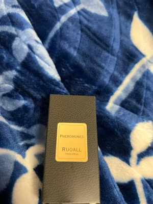 RUOALL Pheromones parfym 10ml - En elegant parfym från RUOALL med feromoner. Flaskan är svart och har en modern, kantig design med genomskinliga partier. Kommer i en stilren svart ask med guldfärgad etikett. Innehåller 10 ml.
