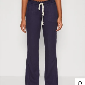 Mörkblå linnebyxor med snörning - Snygga mörkblå linnebyxor med avslappnad passform och vit snörning i midjan. Byxorna har ett jätte bra skick!! Säljer pga att jag vill köpa i en annan färg💞💞