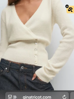 Krämvit kofta Gina Tricot - Helt ny oanvänd krämvit omlottkofta från Gina Tricot med v-ringning som sitter vid midjan, perfekt till jeans. Säljer för 160 kr mindre än vad jag köpte den för. Tycker om den så mycket men passade inte mig tyckte jag🥹