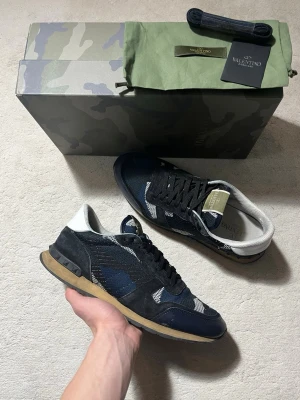 Valentino Rockrunner skor - Valentino rockrunners i en snygg modell som passar bra till våren! Nästan nyskick 9/10, inga defekter. Alla tillbehör medföljer, box, kort, snören, dustbags. Kontakta mig för fler frågor och funderingar!