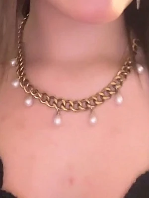 Guld kedja med pärlor på. - Säljer mitt älskade guld kedja med pärlor,jätte populärt och ett riktig statment smycke.säljer de då jag vill byta till silver. Säljer de för 295 kr pris kan diskuteras💞