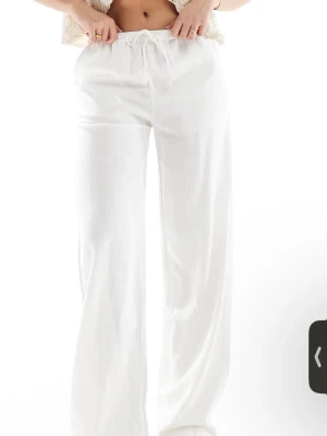 Vita vida linnebyxor  - Säljer ett par fräscha vita linnebyxor 