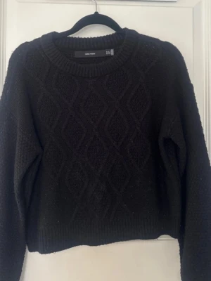 Stickad tröja - Stickad tröja i använt men fint skick, dock några noppror/ludd på vissa ställen☺️  Är märkt litet på lappen med ett S då jag har syskon☺️