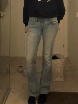 Low waist bootcut jeans från Only - Säljer ett par ljusblå bootcut jeans från Only. Skitsnygga men lite för för korta för mig som är 170! W28 L34