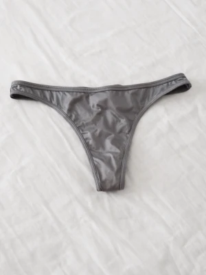 Oanvända grå Lounge Underwear Stringtrosor, strlk XS - Säljer ett par stilrena & exklusiva stringtrosor från populära Lounge Underwear i storlek XS. Modellen är tillverkad i ett mjukt, följsamt & stretchigt material som sitter bekvämt mot huden & ger en smickrande passform. Den eleganta grå nyansen tillsammans med den ikoniska midjeresåren med Lounge-logga ger en minimalistisk & lyxig känsla. Perfekta både till vardags & när du vill känna dig lite extra fin. FÖRST TILL KVARN! SISTA CHANSEN!