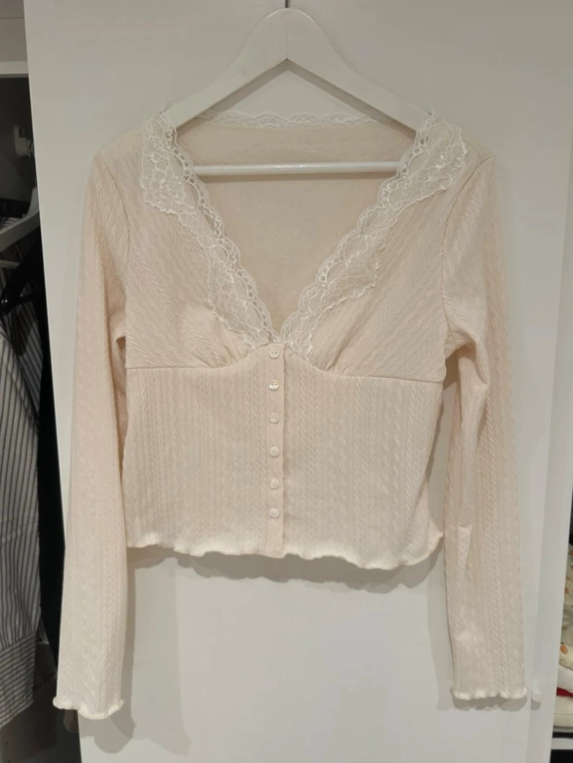 Vit spetsdetaljerad långärmad topp