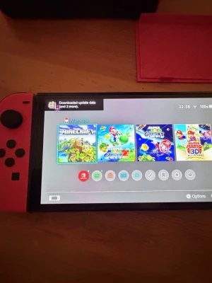 Nintendo switch oled Mario - Det här är en speciell switch oled,den har större skärm än den originala och har sjukt fina färger speciellt i jämförelse med den orginala.                         Jag inkluderar orginala boxen,orginala hdmi och laddare plus några extra spel som man kan se på bilderna.Kan skicka men hämtning fungerar också.Tar endast emot Swish