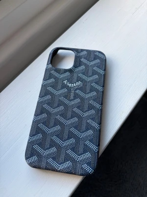 Mobilskal  - Ett marinblått mobilskal, helt oanvänt. Mobilskalet är för iPhone 13/14. Skriv gärna för fler bilder eller information!😁