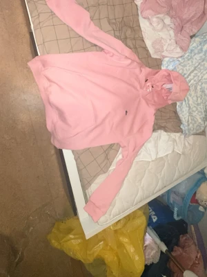 Lacoste hoodie  - Säljer en fin Lacoste hoodie i storlek M 