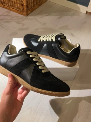 Masion Margeilas  - Säljer dessa feta Maison Margielas som passar till alla outfits, perfekta för alla årstider. Vid funderingar skriv till mig, pris går att diskuteras vid snabb affär 💫