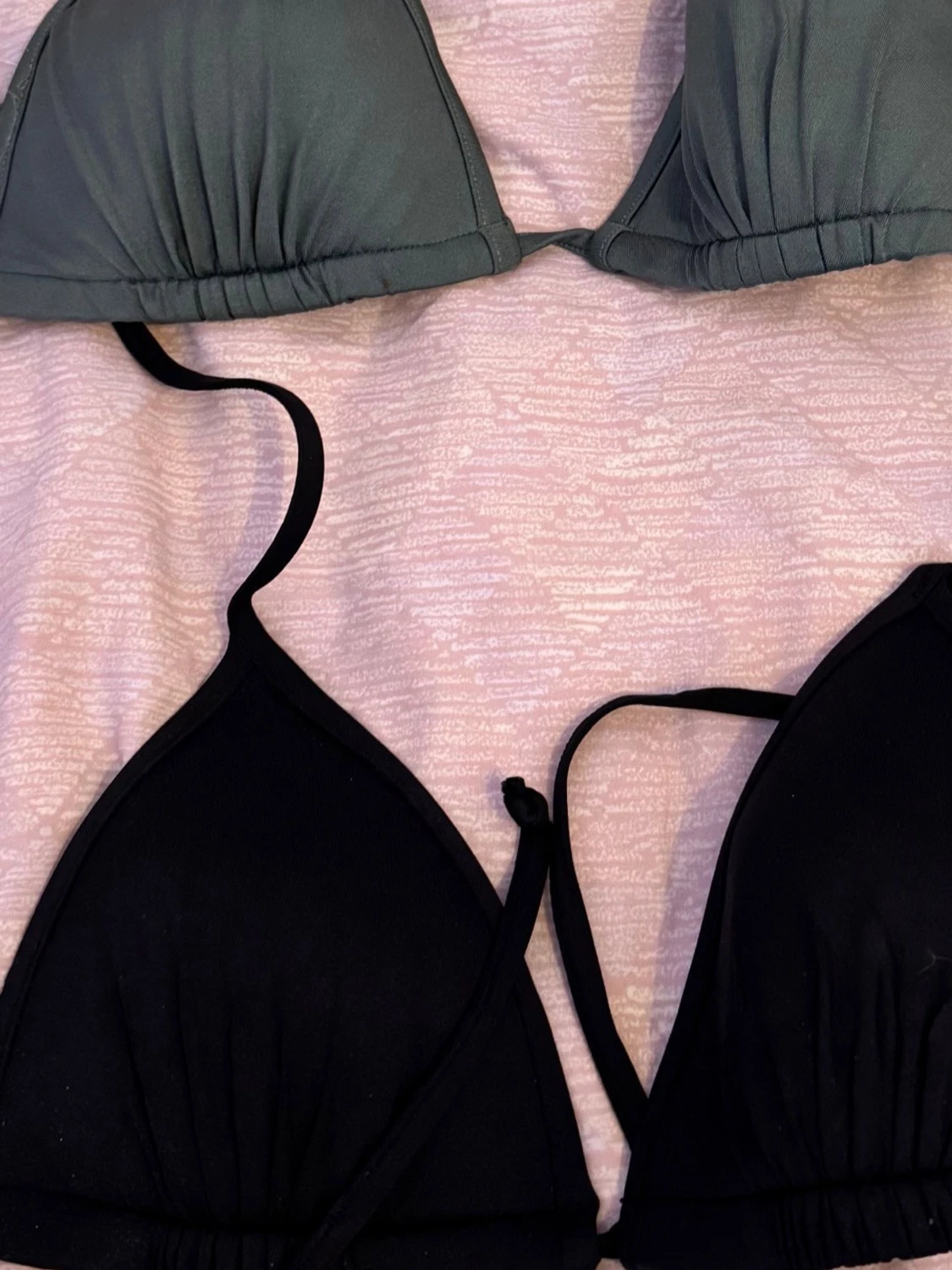 Två trekantsbikinis i svart och grönt - 2